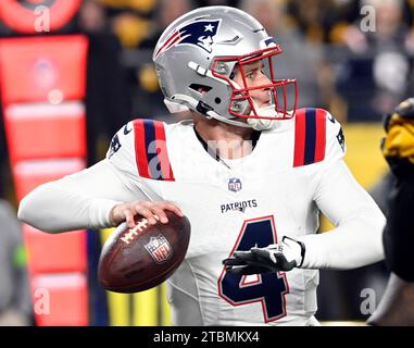 Pittsburgh, États-Unis. 07 décembre 2023. Le quarterback des Patriots de la Nouvelle-Angleterre Bailey Zappe (4) lance dans le premier quart-temps contre les Steelers de Pittsburgh au stade Arisure le jeudi 7 décembre 2023 à Pittsburgh. Photo d'Archie Carpenter/UPI crédit : UPI/Alamy Live News Banque D'Images