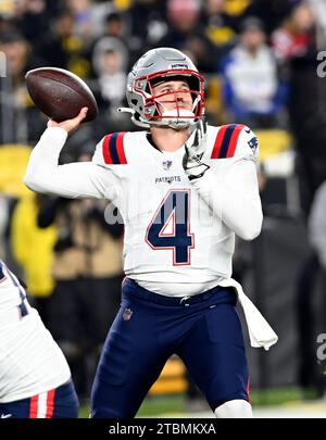 Pittsburgh, États-Unis. 07 décembre 2023. Le quarterback des Patriots de la Nouvelle-Angleterre Bailey Zappe (4) lance dans le premier quart-temps contre les Steelers de Pittsburgh au stade Arisure le jeudi 7 décembre 2023 à Pittsburgh. Photo d'Archie Carpenter/UPI crédit : UPI/Alamy Live News Banque D'Images