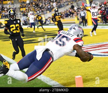 Pittsburgh, États-Unis. 07 décembre 2023. Le retour des Patriots de la Nouvelle-Angleterre, Ezekiel Elliott (15 ans), fait la réception et plonge pour le touchdown de 11 yards dans le premier quart des Pittsburgh Steelers au stade accrisure, le jeudi 7 décembre 2023 à Pittsburgh. Photo d'Archie Carpenter/UPI crédit : UPI/Alamy Live News Banque D'Images