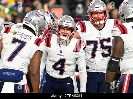 Pittsburgh, États-Unis. 07 décembre 2023. Le quarterback des Patriots de la Nouvelle-Angleterre Bailey Zappe (4) entre dans la haie au premier quart-temps contre les Steelers de Pittsburgh au stade Arisure, le jeudi 7 décembre 2023 à Pittsburgh. Photo d'Archie Carpenter/UPI crédit : UPI/Alamy Live News Banque D'Images