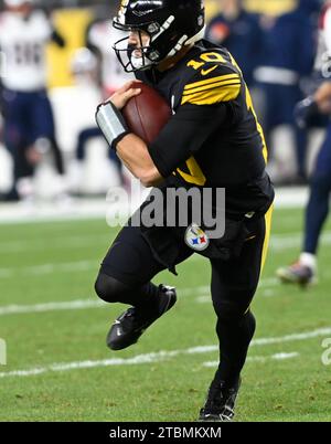 Pittsburgh, États-Unis. 07 décembre 2023. Le quarterback des Steelers de Pittsburgh Mitch Trubisky (10) se précipite vers la gauche lors du premier quart-temps contre les Patriots de la Nouvelle-Angleterre au stade Arisure le jeudi 7 décembre 2023 à Pittsburgh. Photo d'Archie Carpenter/UPI crédit : UPI/Alamy Live News Banque D'Images