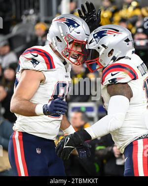 Pittsburgh, États-Unis. 07 décembre 2023. Le repêcheur des Patriots de la Nouvelle-Angleterre Ezekiel Elliott (15) célèbre son touchdown au premier quart-temps contre les Steelers de Pittsburgh au stade Arisure, le jeudi 7 décembre 2023 à Pittsburgh. Photo d'Archie Carpenter/UPI crédit : UPI/Alamy Live News Banque D'Images