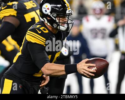 Pittsburgh, États-Unis. 07 décembre 2023. Le quarterback des Steelers de Pittsburgh Mitch Trubisky (10) abandonne le football lors du premier quart-temps contre les Patriots de la Nouvelle-Angleterre au stade Arisure, le jeudi 7 décembre 2023 à Pittsburgh. Photo d'Archie Carpenter/UPI crédit : UPI/Alamy Live News Banque D'Images