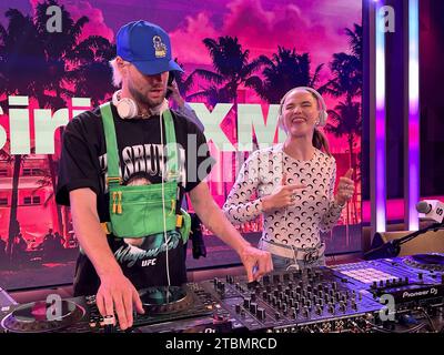 MIAMI BEACH, FLORIDE - DÉCEMBRE 07 : représentation privée de Sofi TUKKER aux SiriusXM Miami Studios le 7 décembre 2023 à Miami Beach, Floride. People : Sofi TUKKER crédit : Storms Media Group/Alamy Live News Banque D'Images