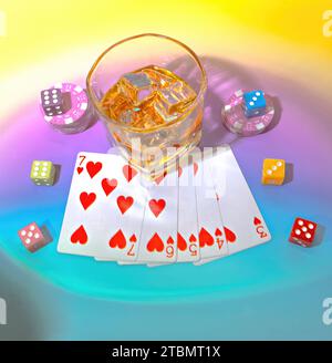 Une vue de dessus d'un verre de Whiskey écossais sur les rochers, dés colorés, une main de poker avec une Quinte flush dans les coeurs et jeu de cartes Casino Stacked Poker C Banque D'Images