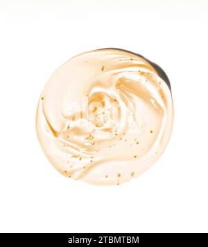 Gel cosmétique, échantillon de sérum isolé sur fond blanc. maculage de produit de soin transparent. Crème liquide avec texture bulles Banque D'Images