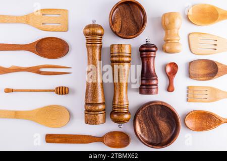 Divers ustensiles et outils en bois de cuisine sur fond blanc. Vue de dessus. Pose à plat. Articles écologiques sans déchets. Fond de cuisine. Livre de recettes Banque D'Images