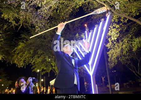 Ohad Kadan, directeur de l'ASU W.P. Carey School of Business allume la Menorah lors de la deuxième cérémonie annuelle d'éclairage de la Menorah au Ragsdale-MLK Park à Tempe, Arizona, le 7 décembre 2023. La première nuit de Hanukkah, les familles s'engagent dans la tradition d'allumer la Menorah qui est un candélabre symbolique à huit branches. (Photo : Alexandra Buxbaum/Sipa USA) crédit : SIPA USA/Alamy Live News Banque D'Images