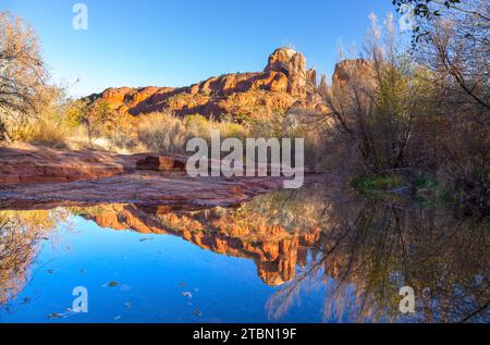 Formation de grès de Cathedral Rock reflétée dans Oak Creek Calm Water. Paysage d'automne pittoresque du parc national de Red Rocks, Sedona Arizona Sud-Ouest des États-Unis Banque D'Images