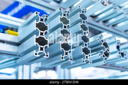 Les coupes transversales de l'aluminium extrudé en aluminium ou câble pour utilisation dans la fabrication et la fabrication Banque D'Images