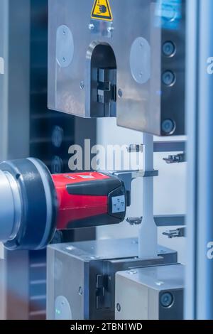 préhension automatique et robot intelligent travaillant sur l'usine intelligente, l'industrie 4,0 et la technologie. Banque D'Images