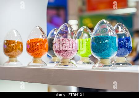 Granules de polymère coloré dans le verre Banque D'Images