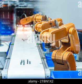 préhension automatique et robot intelligent travaillant sur l'usine intelligente, l'industrie 4,0 et la technologie. Banque D'Images