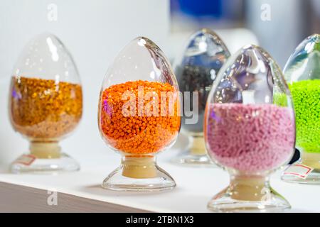 Granules de polymère coloré dans le verre Banque D'Images