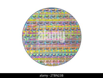 Disque de wafer semi-conducteur coloré en silicium isolé sur fond blanc Banque D'Images