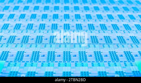 Plaquette bleue en silicium avec micropuces utilisées en électronique pour la fabrication de circuits intégrés. Banque D'Images