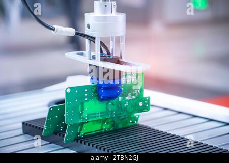 système de bras robotisé automatique dans l'usine de pcb d'intellegence Banque D'Images
