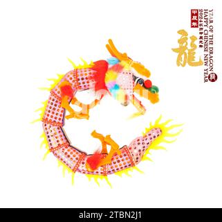 Concept du nouvel an chinois avec dragon fait à la main isolé sur fond blanc, mot à droite et sceau signifie : calendrier chinois pour l'année, sceau baissier m Banque D'Images