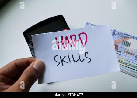 Concept de Hard Skills écrire sur des notes autocollantes isolées sur fond blanc. Banque D'Images