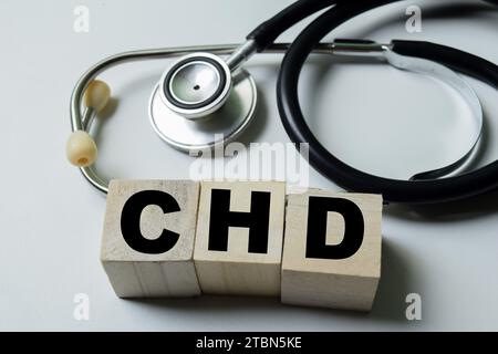 Concept des cubes en bois avec le mot CHD avec stéthoscope sur fond blanc. Banque D'Images