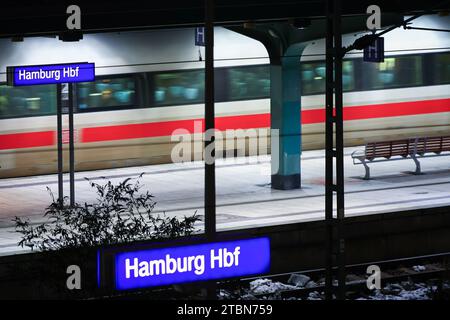 Hambourg, Allemagne. 08 décembre 2023. Un train ICE arrive à la gare principale. Le syndicat allemand des conducteurs de train (GDL) a appelé ses membres à lancer une nouvelle grève d'avertissement à la Deutsche Bahn. Crédit : Christian Charisius/dpa/Alamy Live News Banque D'Images