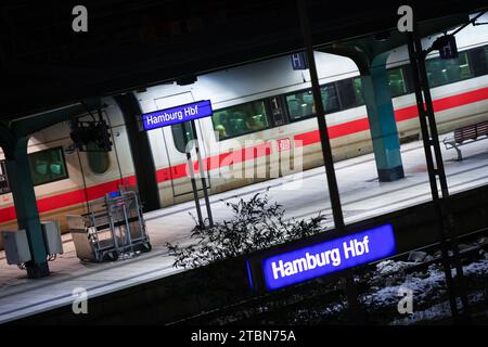 Hambourg, Allemagne. 08 décembre 2023. Un train ICE se trouve sur le quai de la gare principale. Le syndicat allemand des conducteurs de train (GDL) a appelé ses membres à lancer une nouvelle grève d'avertissement à la Deutsche Bahn. Crédit : Christian Charisius/dpa/Alamy Live News Banque D'Images