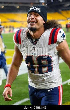 Pittsburgh, États-Unis. 07 décembre 2023. Le linebacker des Patriots de la Nouvelle-Angleterre, Jahlani Tavai (48), quitte le terrain après la victoire des Patriots 21-18 contre les Steelers de Pittsburgh au stade Arisure, le jeudi 7 décembre 2023 à Pittsburgh. Photo d'Archie Carpenter/UPI crédit : UPI/Alamy Live News Banque D'Images