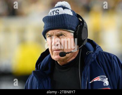 Pittsburgh, États-Unis. 07 décembre 2023. Les Patriots de la Nouvelle-Angleterre Bill Belichick en marge lors du troisième quart-temps de la victoire des Patriots 21-18 contre les Steelers de Pittsburgh au stade Arisure, le jeudi 7 décembre 2023 à Pittsburgh. Photo d'Archie Carpenter/UPI crédit : UPI/Alamy Live News Banque D'Images