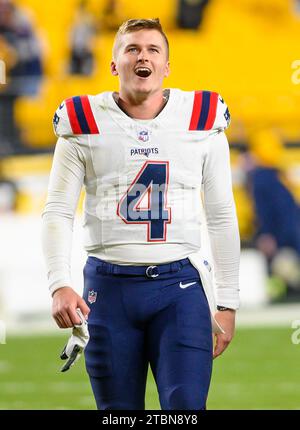 Pittsburgh, États-Unis. 07 décembre 2023. Le quarterback des Patriots de la Nouvelle-Angleterre Bailey Zappe (4) quitte le terrain après la victoire des Patriots 21-18 contre les Steelers de Pittsburgh au stade Arisure le jeudi 7 décembre 2023 à Pittsburgh. Photo d'Archie Carpenter/UPI crédit : UPI/Alamy Live News Banque D'Images