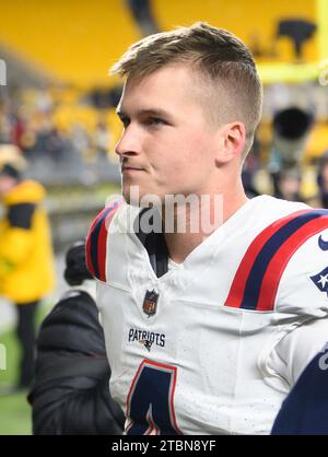 Pittsburgh, États-Unis. 07 décembre 2023. Le quarterback des Patriots de la Nouvelle-Angleterre Bailey Zappe (4) quitte le terrain après la victoire des Patriots 21-18 contre les Steelers de Pittsburgh au stade Arisure le jeudi 7 décembre 2023 à Pittsburgh. Photo d'Archie Carpenter/UPI crédit : UPI/Alamy Live News Banque D'Images