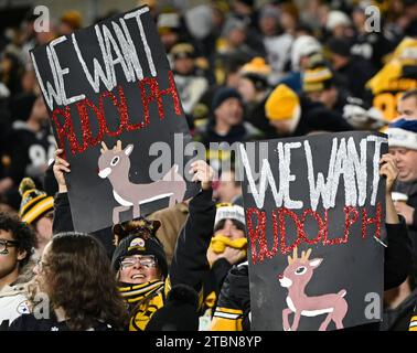 Pittsburgh, États-Unis. 07 décembre 2023. Les supporters des Pittsburgh Steelers signent un signe demandant au quarterback des Pittsburgh Steelers Mason Rudolph (2) de jouer lors de la victoire des New England Patriots 21-18 contre au stade Arisure le jeudi 7 décembre 2023 à Pittsburgh. Photo d'Archie Carpenter/UPI crédit : UPI/Alamy Live News Banque D'Images