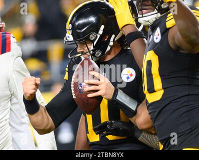 Pittsburgh, États-Unis. 07 décembre 2023. Le quart-arrière des Steelers de Pittsburgh Mitch Trubisky (10) célèbre son touchdown dans le quatrième quart-temps de la victoire des Patriots de la Nouvelle-Angleterre 21-18 contre les Steelers au stade Arisure, le jeudi 7 décembre 2023 à Pittsburgh. Photo d'Archie Carpenter/UPI crédit : UPI/Alamy Live News Banque D'Images