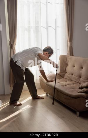 Homme plus âgé qui a la Sarcopénie ou la perte musculaire. La sarcopénie est une maladie dégénérative du muscle habituellement causée par la conséquence naturelle du vieillissement Banque D'Images