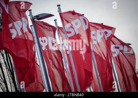 Berlin, Allemagne. 08 décembre 2023. Les drapeaux du SPD ondulent dans le vent lors de la conférence nationale régulière du SPD au centre des expositions de Berlin. Du 8 au 10 décembre 2023, les délégués veulent adopter, entre autres, une motion clé sur la modernisation de l’Allemagne, avec laquelle le SPD veut se positionner pour les prochaines élections fédérales en 2025. Crédit : Kay Nietfeld/dpa/Alamy Live News Banque D'Images