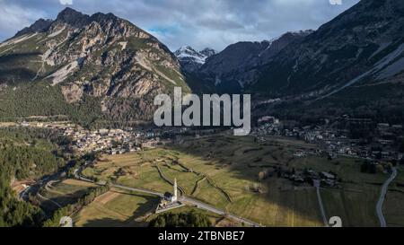 Un village dans les Alpes italiennes près de Bormio. Banque D'Images