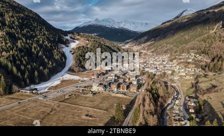 Voyager à travers les Alpes italiennes à la fin de la saison hivernale. Banque D'Images
