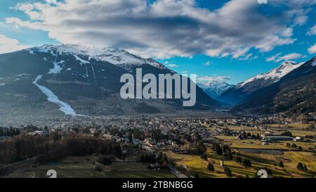 Bormio, un village dans la vallée des Alpes italiennes. Banque D'Images