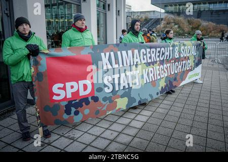 Berlin, Allemagne. 08 décembre 2023. Des militants de l'organisation environnementale Greenpeace protestent lors de la conférence régulière du SPD sur le terrain d'exposition de Berlin. Du 8 au 10 décembre 2023, les délégués veulent adopter, entre autres, une motion clé sur la modernisation de l’Allemagne, avec laquelle le SPD veut se positionner pour les prochaines élections fédérales en 2025. Crédit : Kay Nietfeld/dpa/Alamy Live News Banque D'Images