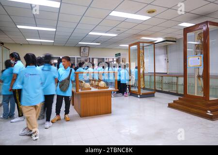 Une classe d'écoliers visitant, regardant divers os, squelettes. Au Musée pathologique d'Ellis, qui fait partie du Musée médical Siriraj Hosp Banque D'Images