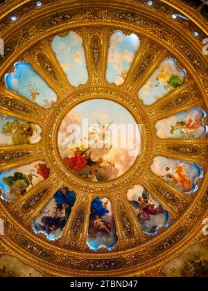 Plafond décoré dans l'opéra Teatro Massimo Vittorio Emanuele - Palerme, Italie Banque D'Images