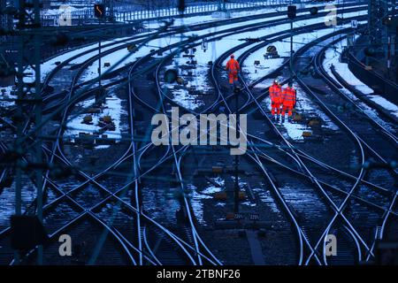 Hambourg, Allemagne. 08 décembre 2023. Les cheminots sont sur les rails à la gare principale. Le syndicat allemand des conducteurs de train (GDL) a appelé ses membres à lancer une nouvelle grève d'avertissement à la Deutsche Bahn. Crédit : Christian Charisius/dpa/Alamy Live News Banque D'Images