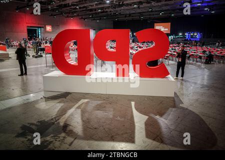 Berlin, Allemagne. 08 décembre 2023. Le logo du SPD à la conférence nationale régulière du SPD au centre des expositions de Berlin. Du 8 au 10 décembre 2023, les délégués entendent adopter, entre autres, une motion clé sur la modernisation de l’Allemagne, avec laquelle le SPD veut se positionner pour les prochaines élections fédérales de 2025. Crédit : Kay Nietfeld/dpa/Alamy Live News Banque D'Images