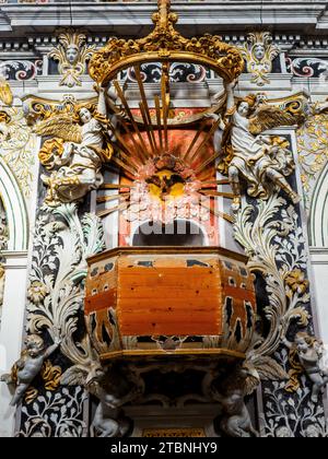 Chaire décorée de la splendide église baroque de San Francesco d’Assisi à Mazara del Vallo - Sicile, Italie Banque D'Images