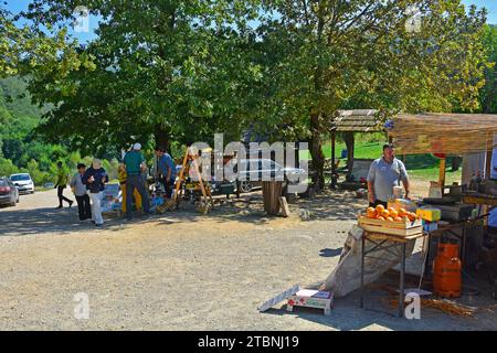 Municipalité de Bihac, Bosnie - 8 septembre 2023. Stands vendant des souvenirs et des produits locaux près de l'entrée Strbacki Buk du parc national una. Banque D'Images