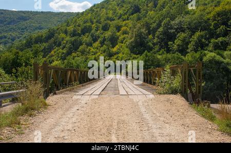 Un pont en bois traversant la rivière una à Martin Brod dans le parc national una. Canton d'una-Sana, Fédération de Bosnie-Herzégovine. Début septembre Banque D'Images