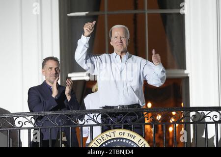 Washington, États-Unis. 08 décembre 2023. La photo du dossier datée du 4 juillet 2022 montre le président américain Joe Biden qui agit alors que lui et Hunter Biden regardent des feux d'artifice depuis le balcon Truman de la Maison Blanche à Washington, DC, États-Unis. Hunter Biden a été inculpé pour neuf accusations fiscales en Californie, devenant le deuxième acte d'accusation contre le fils du président, ajoutant de l'huile à un scandale que les républicains ont saisi dans la perspective des élections de 2024. Photo de Chris Kleponis/Pool via CNP/ABACAPRESS.COM crédit : Abaca Press/Alamy Live News Banque D'Images