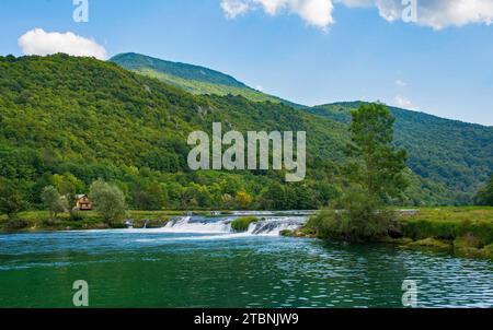 Cascade de Lohovo Slapovi sur la rivière una près de Lohovo, Bihac dans le parc national una. Una-Sana, Fédération de Bosnie-Herzégovine. Début septembre Banque D'Images