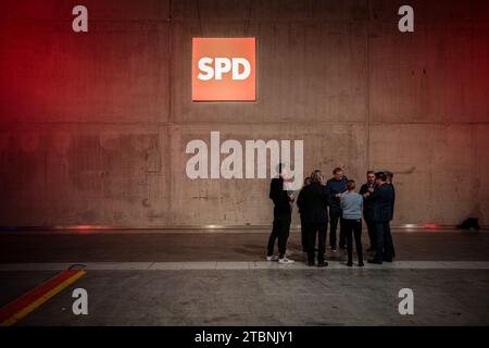 Berlin, Allemagne. 08 décembre 2023. Les délégués se réunissent à la conférence nationale régulière du SPD au centre des expositions de Berlin. Du 8 au 10 décembre 2023, les délégués veulent adopter, entre autres, une motion clé sur la modernisation de l’Allemagne, avec laquelle le SPD veut se positionner pour les prochaines élections fédérales en 2025. Crédit : Kay Nietfeld/dpa/Alamy Live News Banque D'Images
