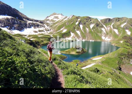 Femme en randonnée à Schrecksee dans les Alpes de Allgäu Banque D'Images