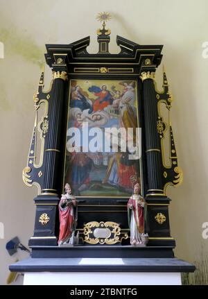 St. Gilgen, Autriche. 30 août 2023. Autel de l'église de Falkenstein sur le chemin de pèlerinage sur le Falkenstein sur le lac Wolfgangsee dans le Salzkammergut en Autriche. Le Salzkammergut est la capitale de la culture 2024. Crédit : Beate Schleep/dpa/Alamy Live News Banque D'Images